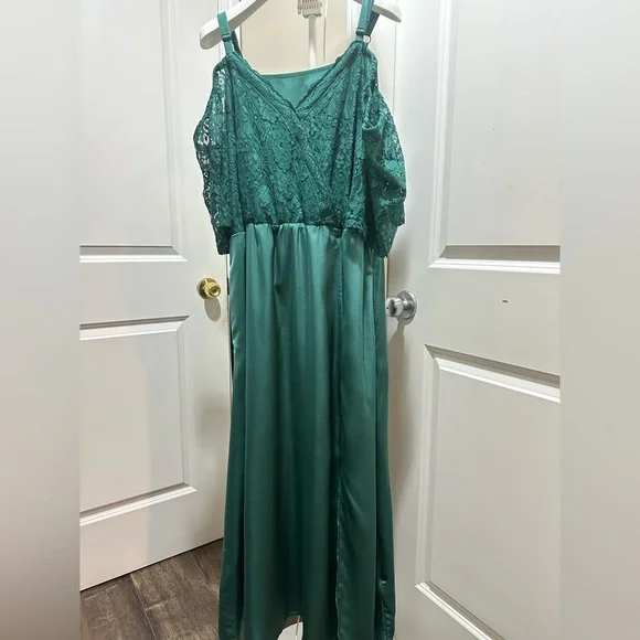 BloomChic Plus Size Guipure Lace Insert Cold Shoulder Split Party Dress - Picture 4 of 9